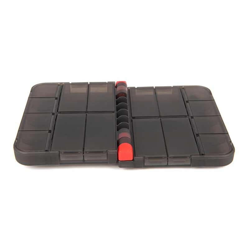 Caja de accesorios Fox Rage Mediana, ideal para organizar anzuelos y clips de pesca, color negro y rojo.
