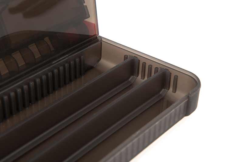 Caja de accesorios Fox Rage Mediana, compartimentos para organización de anzuelos y clips de pesca.