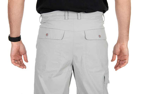 Pantalón desmontable Fox Rage modelo Zip-Off, de color gris claro, visto desde atrás con detalles de bolsillos.